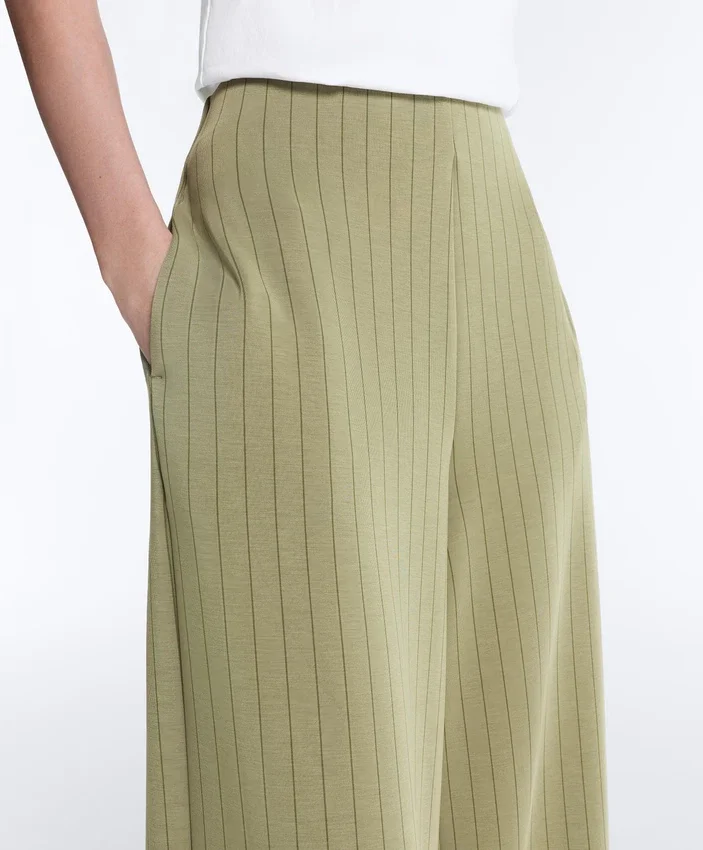 Pantaloni cu talie înaltă, croi larg și dungi fine, cu textură Soft Touch Pantaloni cu talie înaltă, croi larg și dungi fine, cu textură Soft Touch
