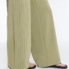 Pantaloni cu talie înaltă, croi larg și dungi fine, cu textură Soft Touch Pantaloni cu talie înaltă, croi larg și dungi fine, cu textură Soft Touch