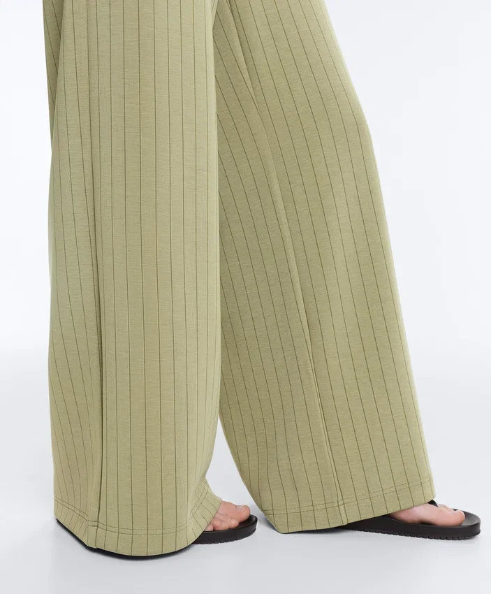 Pantaloni cu talie înaltă, croi larg și dungi fine, cu textură Soft Touch Pantaloni cu talie înaltă, croi larg și dungi fine, cu textură Soft Touch