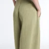 Pantaloni cu talie înaltă, croi larg și dungi fine, cu textură Soft Touch Pantaloni cu talie înaltă, croi larg și dungi fine, cu textură Soft Touch