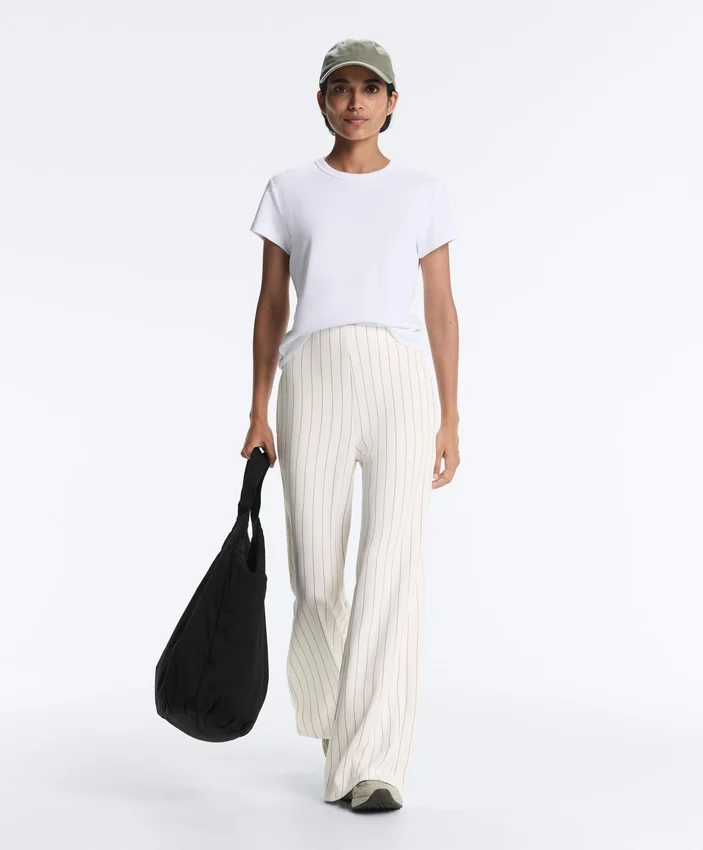 Pantaloni cu talie înaltă, croi larg și dungi fine, cu textură Soft Touch Pantaloni cu talie înaltă, croi larg și dungi fine, cu textură Soft Touch