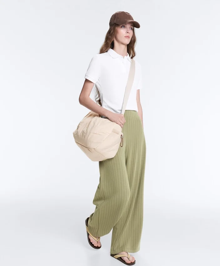 Pantaloni cu talie înaltă, croi larg și dungi fine, cu textură Soft Touch Pantaloni cu talie înaltă, croi larg și dungi fine, cu textură Soft Touch