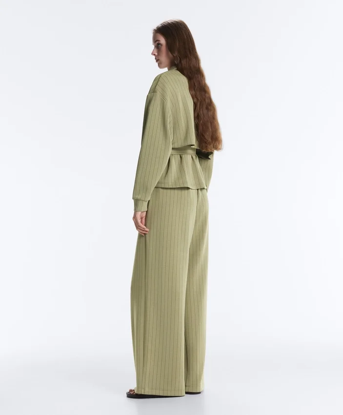 Pantaloni cu talie înaltă, croi larg și dungi fine, cu textură Soft Touch Pantaloni cu talie înaltă, croi larg și dungi fine, cu textură Soft Touch