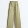Pantaloni cu talie înaltă, croi larg și dungi fine, cu textură Soft Touch Pantaloni cu talie înaltă, croi larg și dungi fine, cu textură Soft Touch