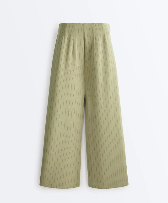 Pantaloni cu talie înaltă, croi larg și dungi fine, cu textură Soft Touch Pantaloni cu talie înaltă, croi larg și dungi fine, cu textură Soft Touch