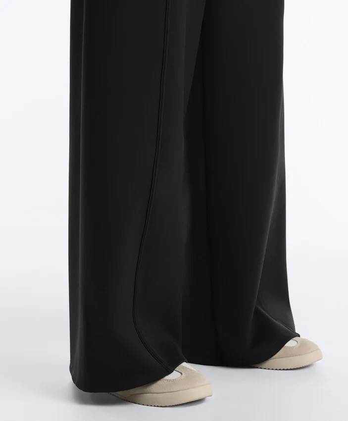 Pantaloni cu talie înaltă și croi larg, cu efect de neopren Pantaloni cu talie înaltă și croi larg, cu efect de neopren