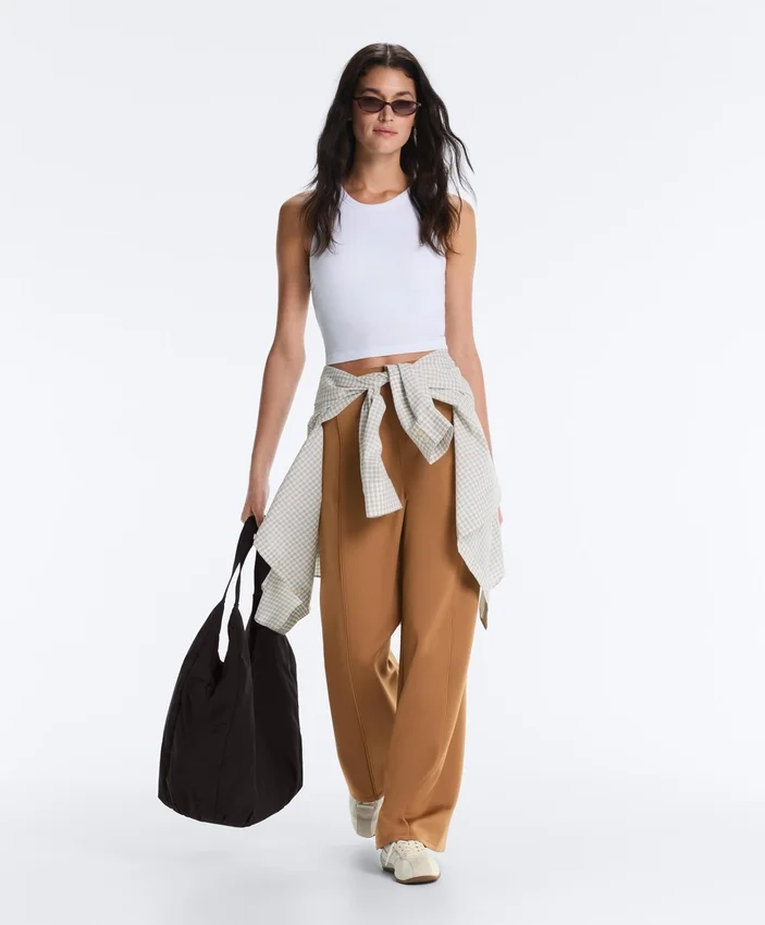 Pantaloni cu talie înaltă și croi larg, cu efect de neopren Pantaloni cu talie înaltă și croi larg, cu efect de neopren