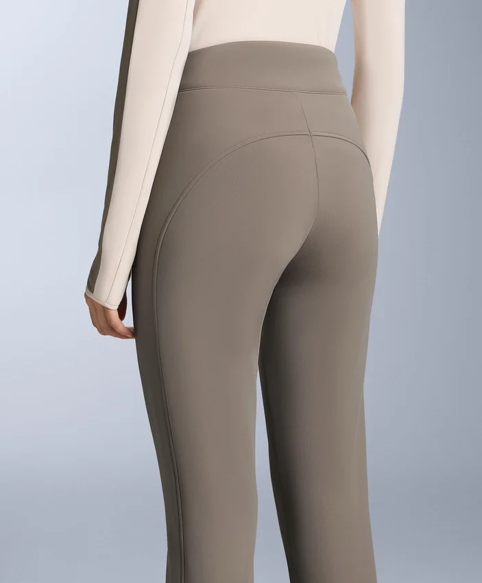 Pantaloni de schi evazați, elastici și rezistenți la apă Pantaloni de schi evazați, elastici și rezistenți la apă