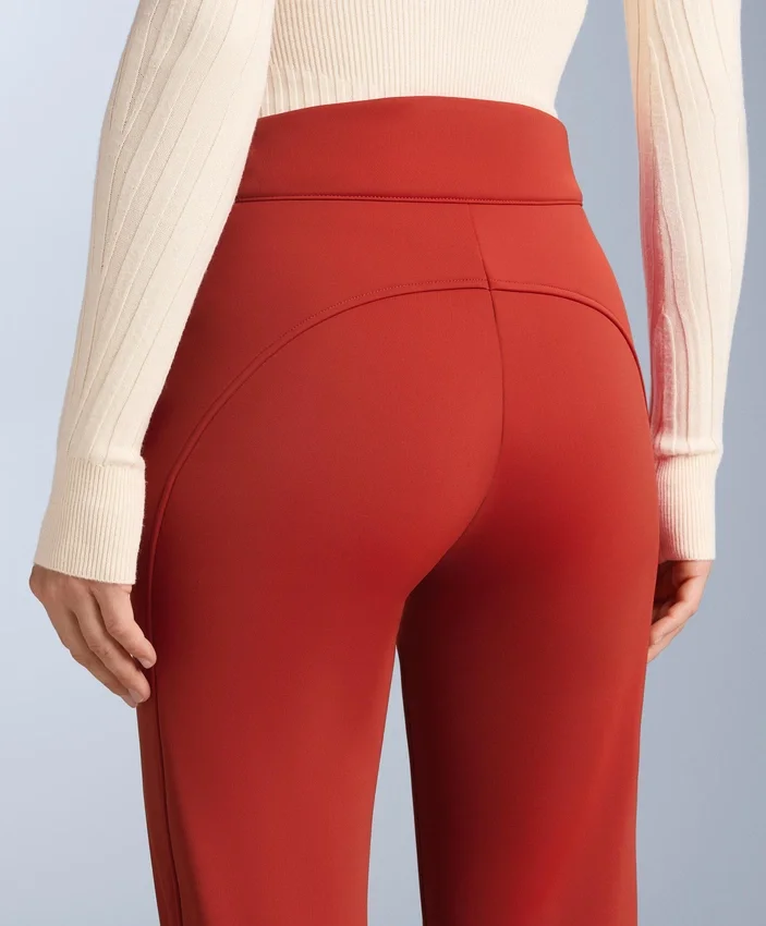 Pantaloni de schi evazați, elastici și rezistenți la apă Pantaloni de schi evazați, elastici și rezistenți la apă