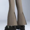 Pantaloni de schi evazați, elastici și rezistenți la apă Pantaloni de schi evazați, elastici și rezistenți la apă