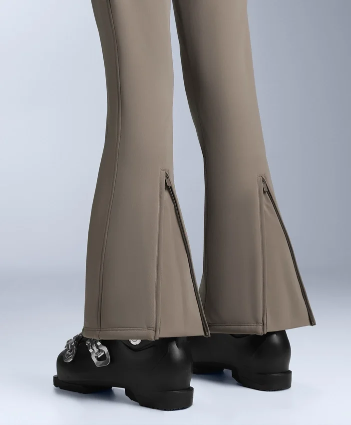 Pantaloni de schi evazați, elastici și rezistenți la apă Pantaloni de schi evazați, elastici și rezistenți la apă