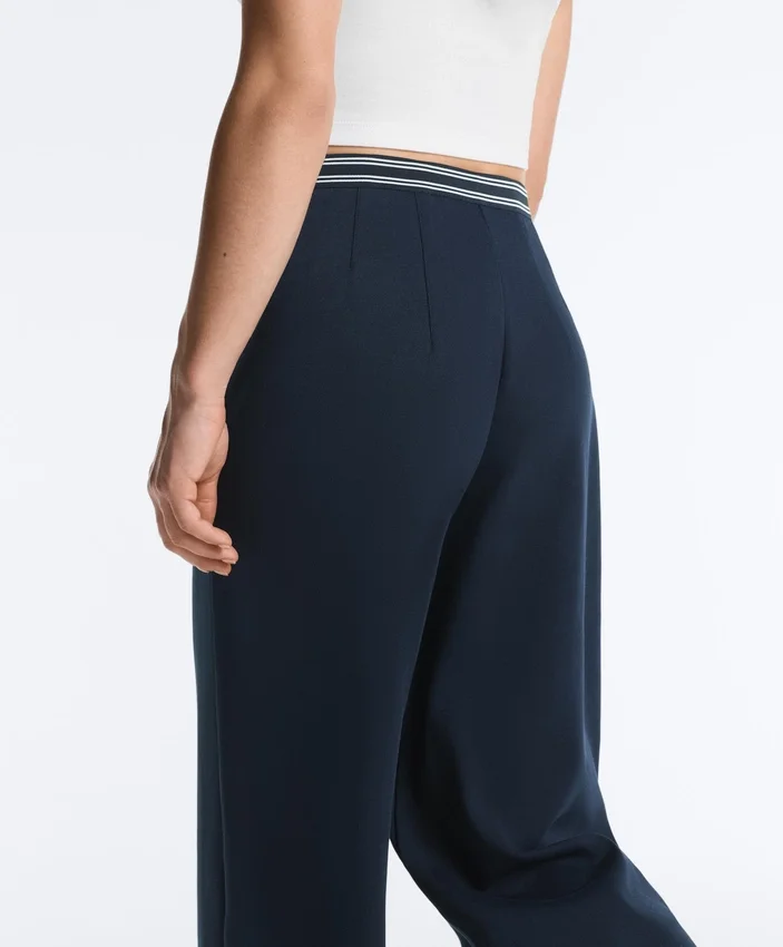 Pantaloni drepți din piqué cu bătături din bumbac și contrast Pantaloni drepți din piqué cu bătături din bumbac și contrast