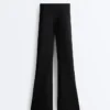 Pantaloni evazați cu talie înaltă cu efect de neopren Pantaloni evazați cu talie înaltă cu efect de neopren