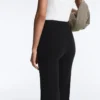 Pantaloni evazați cu talie înaltă cu efect de neopren Pantaloni evazați cu talie înaltă cu efect de neopren