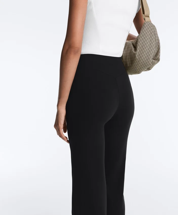 Pantaloni evazați cu talie înaltă cu efect de neopren Pantaloni evazați cu talie înaltă cu efect de neopren