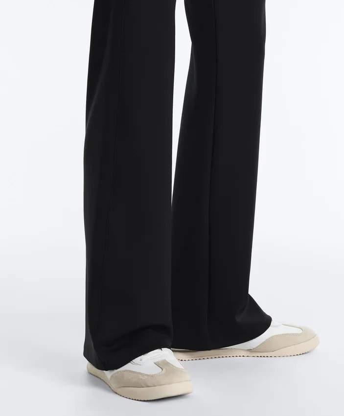 Pantaloni evazați cu talie înaltă cu efect de neopren Pantaloni evazați cu talie înaltă cu efect de neopren