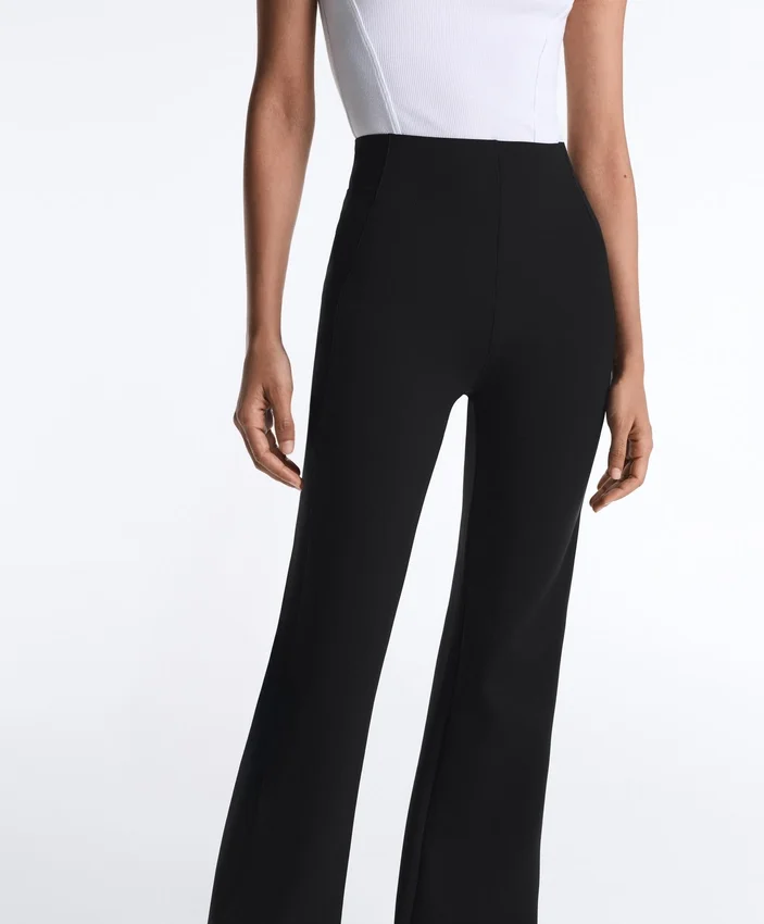 Pantaloni evazați cu talie înaltă cu efect de neopren Pantaloni evazați cu talie înaltă cu efect de neopren