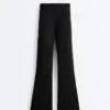 Pantaloni evazați cu talie înaltă cu efect de neopren Pantaloni evazați cu talie înaltă cu efect de neopren