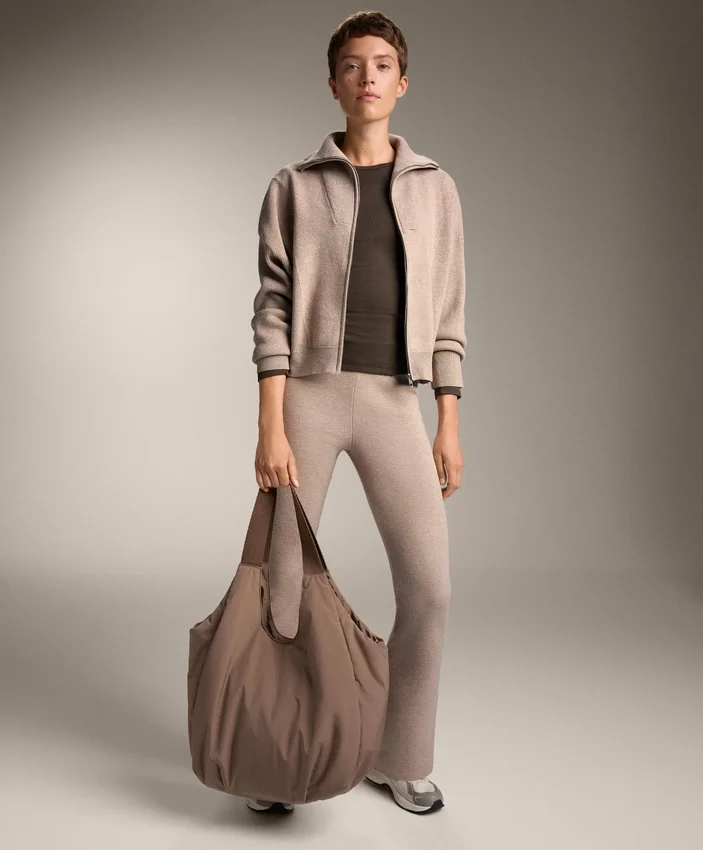 Pantaloni evazați din tricot Pantaloni evazați din tricot