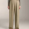 Pantaloni largi din modal, cu textură Soft Touch la atingere, cu detaliu plisat la talie Pantaloni largi din modal, cu textură Soft Touch la atingere, cu detaliu plisat la talie
