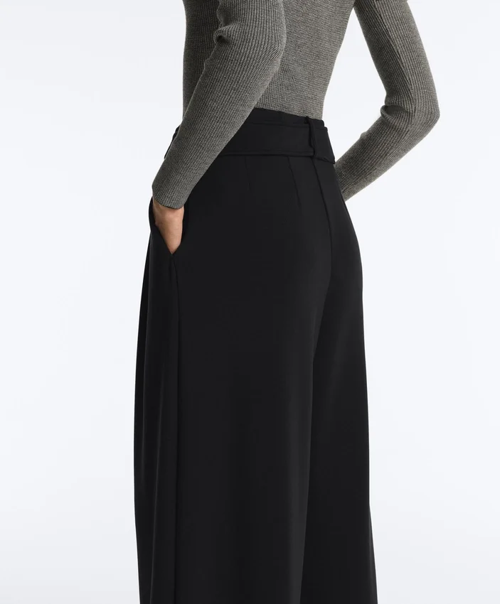 Pantaloni largi din modal, cu textură Soft Touch la atingere, cu detaliu plisat la talie Pantaloni largi din modal, cu textură Soft Touch la atingere, cu detaliu plisat la talie