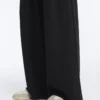 Pantaloni largi din modal, cu textură Soft Touch la atingere, cu detaliu plisat la talie Pantaloni largi din modal, cu textură Soft Touch la atingere, cu detaliu plisat la talie