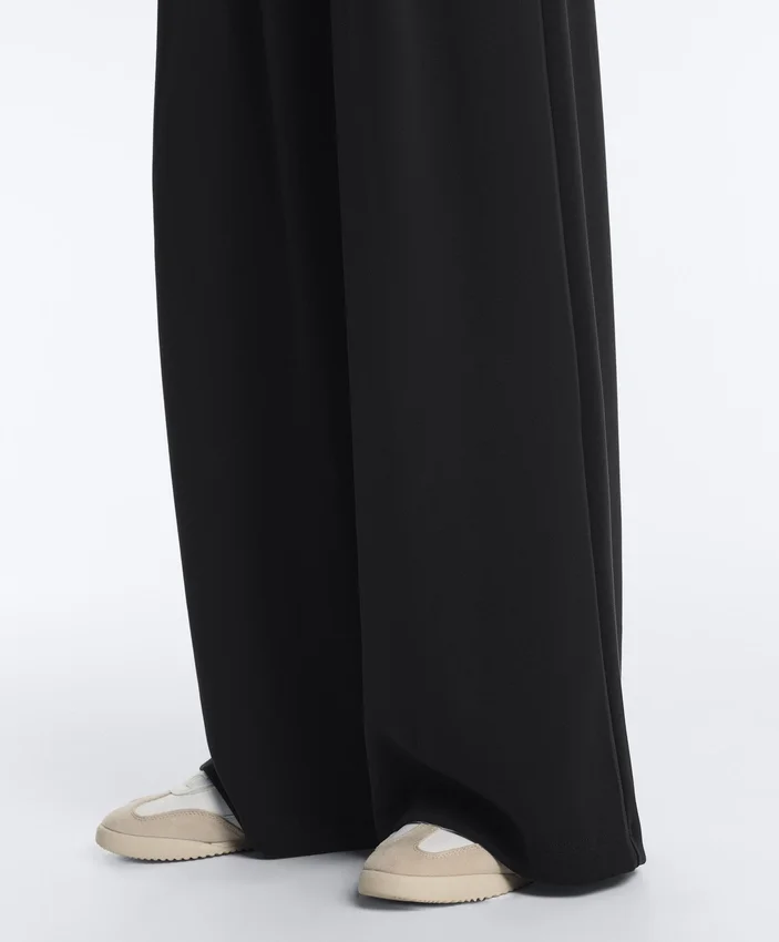 Pantaloni largi din modal, cu textură Soft Touch la atingere, cu detaliu plisat la talie Pantaloni largi din modal, cu textură Soft Touch la atingere, cu detaliu plisat la talie