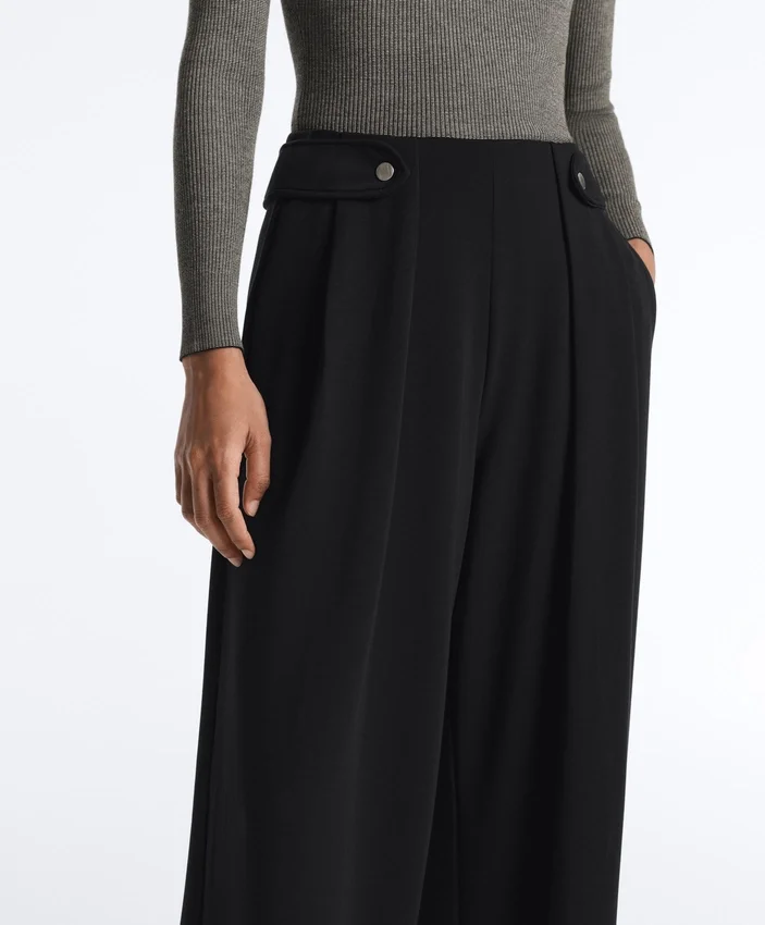 Pantaloni largi din modal, cu textură Soft Touch la atingere, cu detaliu plisat la talie Pantaloni largi din modal, cu textură Soft Touch la atingere, cu detaliu plisat la talie
