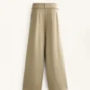 Pantaloni largi din modal, cu textură Soft Touch la atingere, cu detaliu plisat la talie Pantaloni largi din modal, cu textură Soft Touch la atingere, cu detaliu plisat la talie