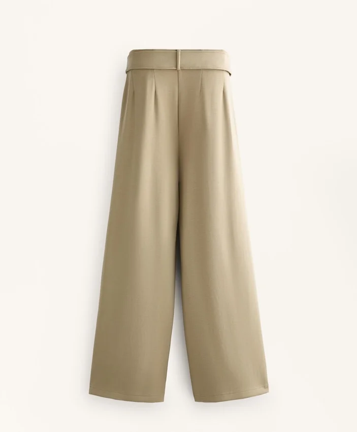 Pantaloni largi din modal, cu textură Soft Touch la atingere, cu detaliu plisat la talie Pantaloni largi din modal, cu textură Soft Touch la atingere, cu detaliu plisat la talie