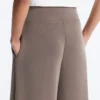 Pantaloni largi din modal, cu textură Soft Touch la atingere și talie tip corset Pantaloni largi din modal, cu textură Soft Touch la atingere și talie tip corset