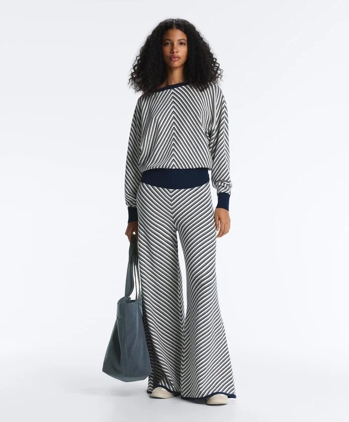 Pulover din tricot cu dungi diagonale Pulover din tricot cu dungi diagonale