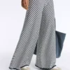 Pantaloni largi din tricot cu dungi diagonale