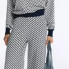 Pantaloni largi din tricot cu dungi diagonale