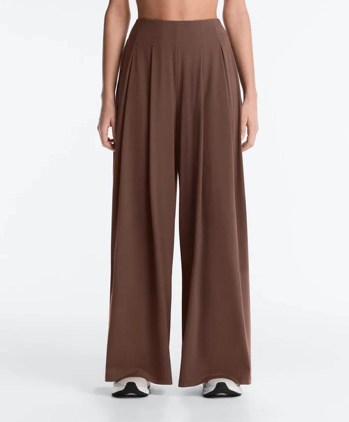 Pantaloni largi, ușori, cu pense Pantaloni largi, ușori, cu pense