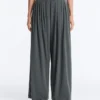 Pantaloni largi, ușori, cu pense Pantaloni largi, ușori, cu pense
