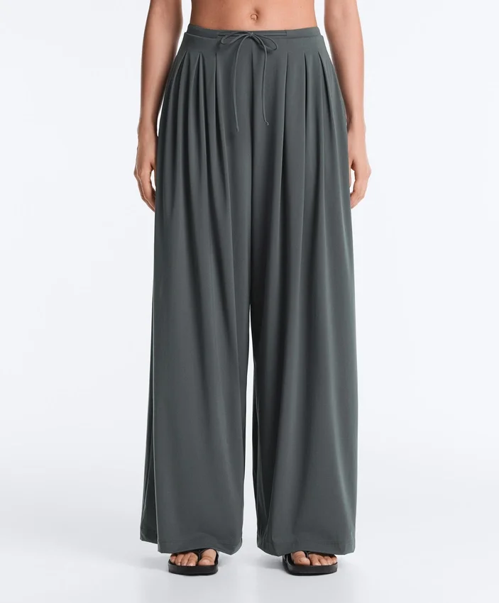 Pantaloni largi, ușori, cu pense Pantaloni largi, ușori, cu pense