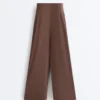 Pantaloni largi, ușori, cu pense Pantaloni largi, ușori, cu pense