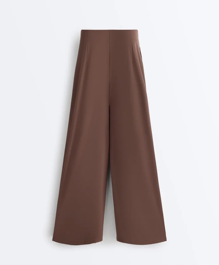 Pantaloni largi, ușori, cu pense Pantaloni largi, ușori, cu pense