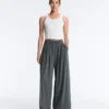 Pantaloni largi, ușori, cu pense Pantaloni largi, ușori, cu pense