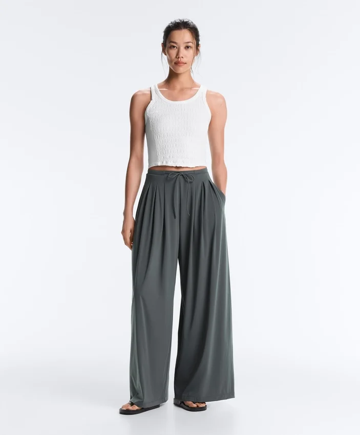 Pantaloni largi, ușori, cu pense Pantaloni largi, ușori, cu pense