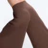 Pantaloni largi, ușori, cu pense Pantaloni largi, ușori, cu pense