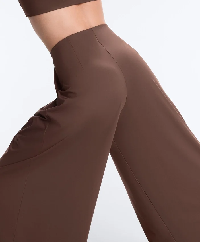 Pantaloni largi, ușori, cu pense Pantaloni largi, ușori, cu pense