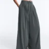 Pantaloni largi, ușori, cu pense Pantaloni largi, ușori, cu pense