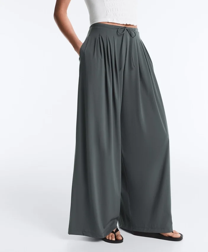 Pantaloni largi, ușori, cu pense Pantaloni largi, ușori, cu pense