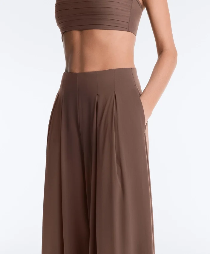 Pantaloni largi, ușori, cu pense Pantaloni largi, ușori, cu pense