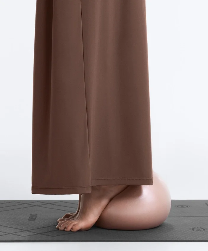 Pantaloni largi, ușori, cu pense Pantaloni largi, ușori, cu pense