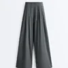Pantaloni largi, ușori, cu pense Pantaloni largi, ușori, cu pense