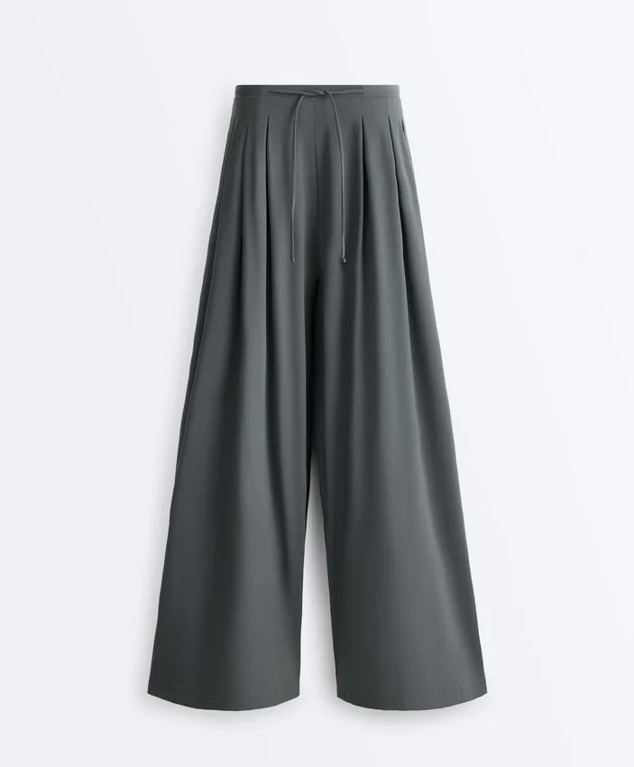 Pantaloni largi, ușori, cu pense Pantaloni largi, ușori, cu pense