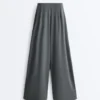 Pantaloni largi, ușori, cu pense Pantaloni largi, ușori, cu pense